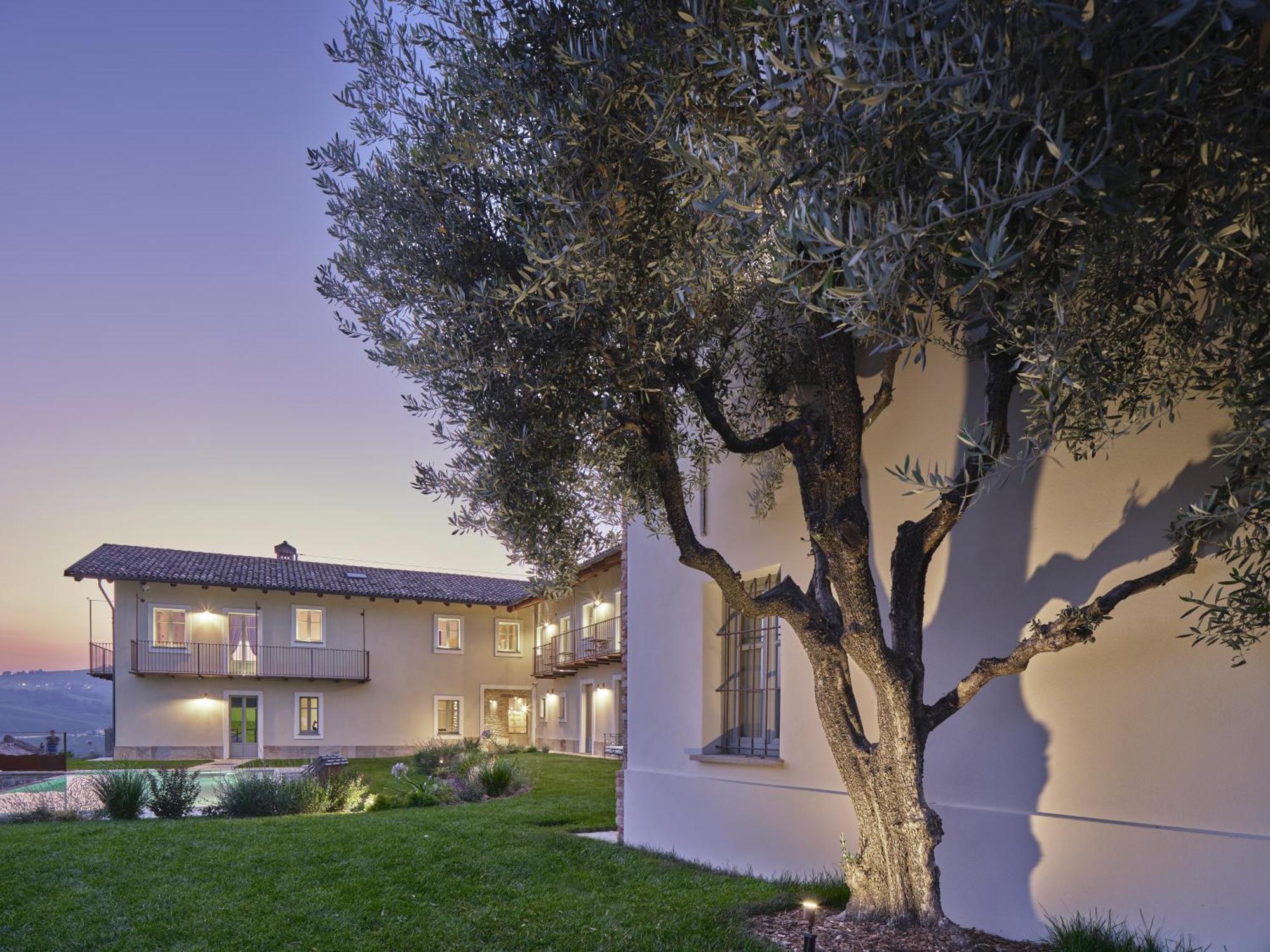 Tenuta Bussia - Wine Relais & Spa Monforte D'Alba Exterior photo